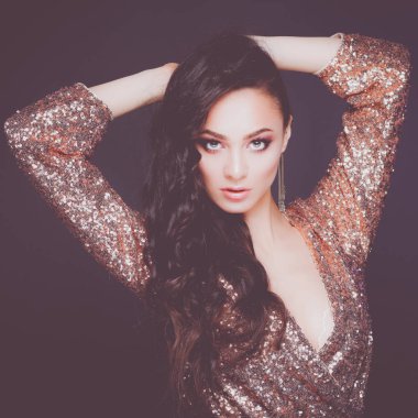 Abiye siyah arka plan üzerine güzel genç kadın