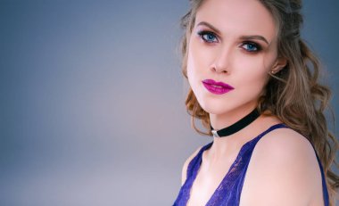 güzel bir genç kadın yüzü portre kadar yakın. gri arka plan üzerinde izole.