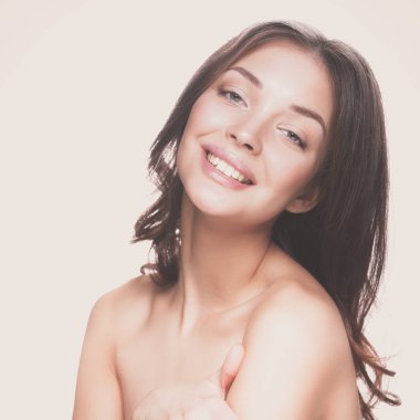 Güzel genç kadın yüzünün yakın portresi. Beyaz arkaplanda izole.