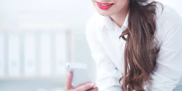 Femme d'affaires envoyer un message avec smartphone dans le bureau — Photo