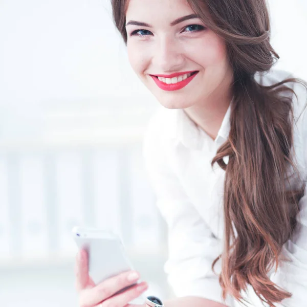 Femme d'affaires envoyer un message avec smartphone dans le bureau — Photo