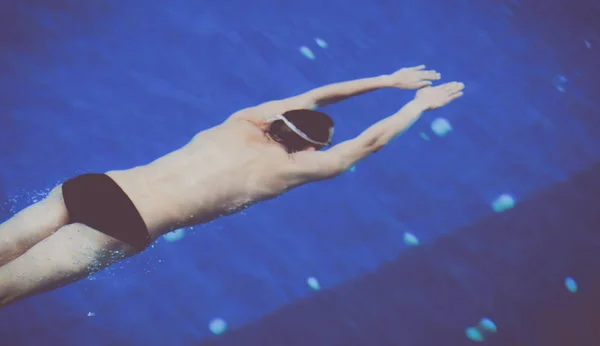 Férfi úszó a medencénél. Víz alatti fénykép — Stock Fotó