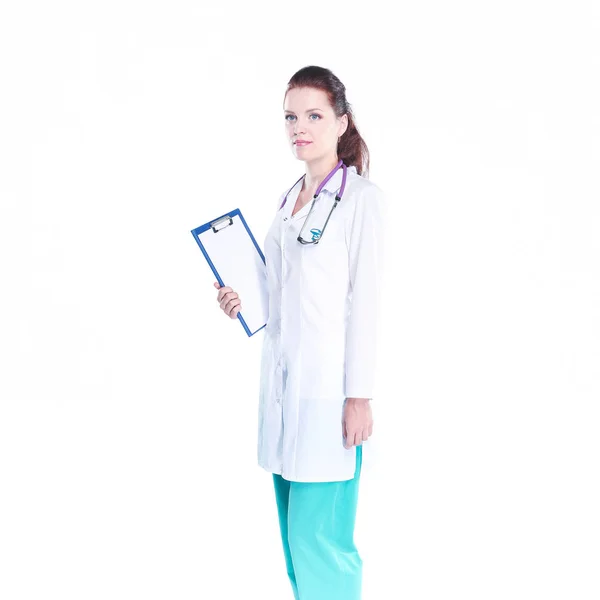 Médico sonriente con una carpeta en uniforme de pie en el hospital —  Fotos de Stock