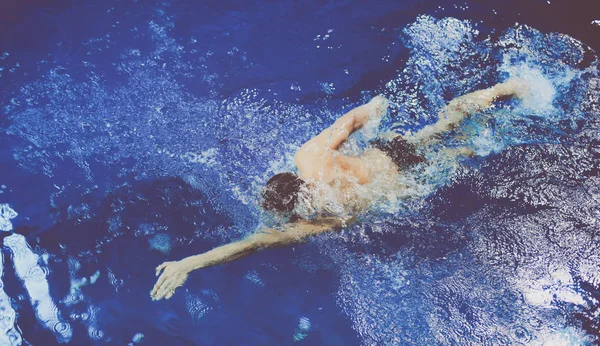 Nadador masculino en la piscina. Foto submarina — Foto de Stock