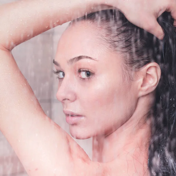 Fiatal gyönyörű nő, fürdőszoba a zuhany alatt — Stock Fotó