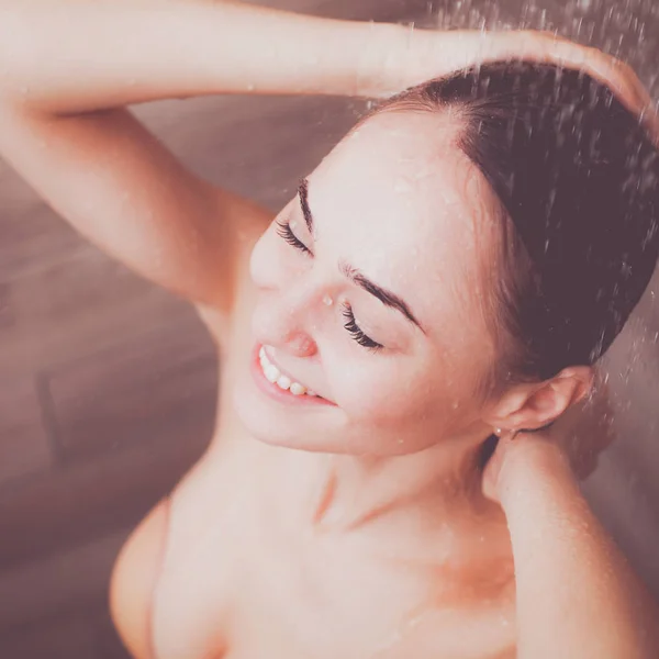 Jonge beautyful vrouw onder de douche in de badkamer — Stockfoto