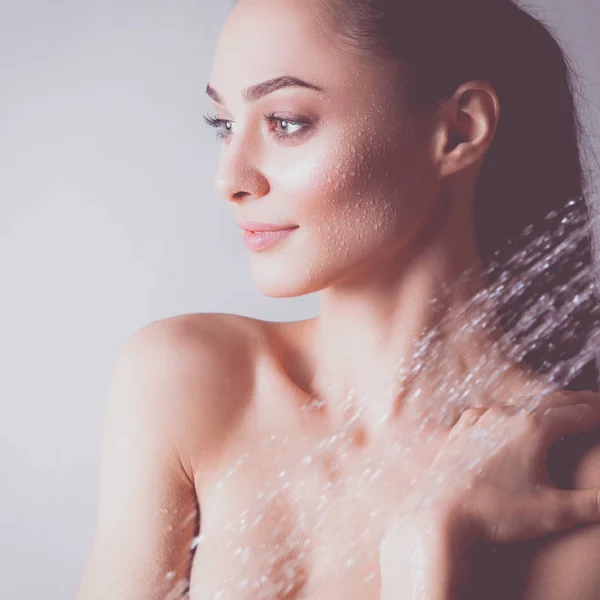 Jonge beautyful vrouw onder de douche in de badkamer — Stockfoto