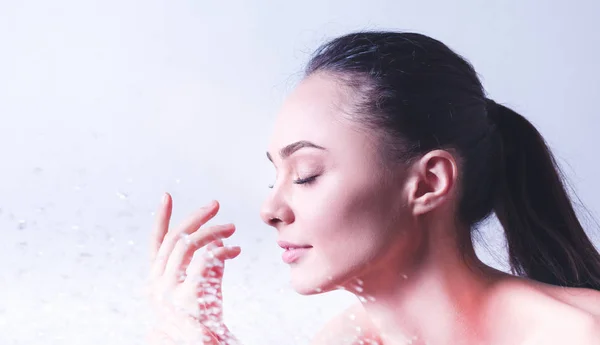 Jeune femme belle sous la douche dans la salle de bain — Photo