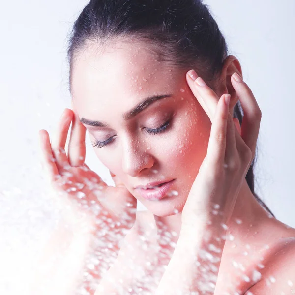 Jonge beautyful vrouw onder de douche in de badkamer — Stockfoto