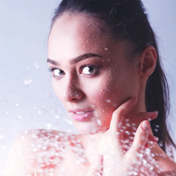 Genç beautyful kadın banyoda duş altında
