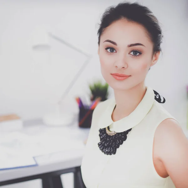 Moderno diseñador de moda joven que trabaja en el estudio. — Foto de Stock