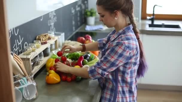 Νεαρή γυναίκα κρατώντας τσάντα ψώνια με λαχανικά — Αρχείο Βίντεο