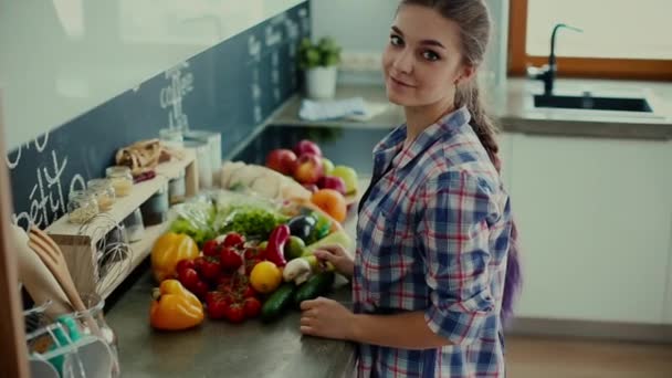 Jeune femme tenant sac d'épicerie avec des légumes — Video