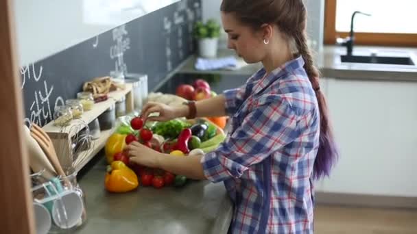 Jeune femme tenant sac d'épicerie avec des légumes — Video