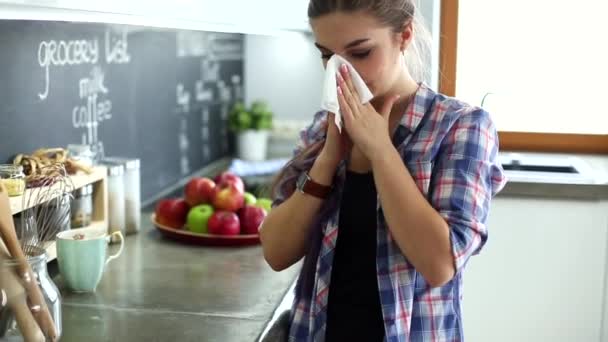 Sie leidet an einer Erkältung — Stockvideo