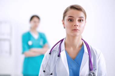 Tıp grubunun önünde çekici bir kadın doktor.