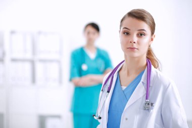 Tıp grubunun önünde çekici bir kadın doktor.