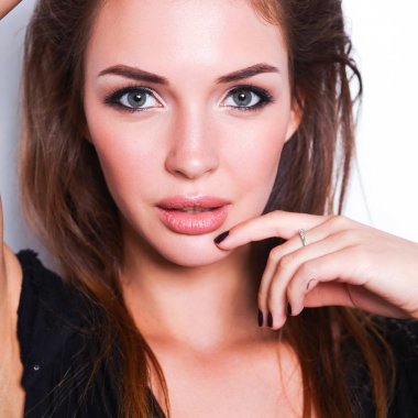 Beyaz arka plan üzerinde izole, güzel bir kadın