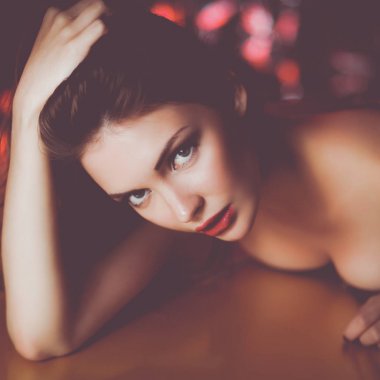yakın çekim yalan son moda makyaj güzel kız portresi