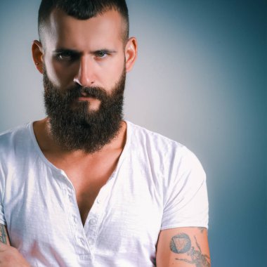 çapraz kollar ile ayakta yakışıklı sakallı adam portresi