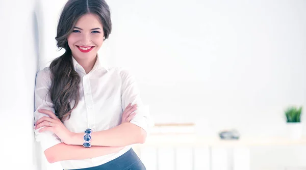 Attractive businesswoman with her arms crossed  standing in off — Stock Photo, Image