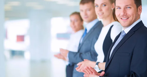 Retrato de empresários aplaudindo em uma reunião no escritório — Fotografia de Stock