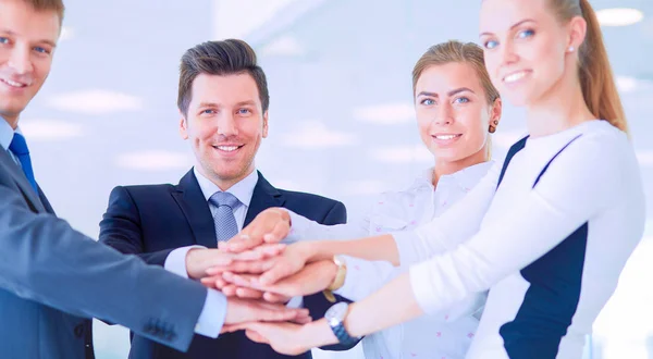 Mensen uit het bedrijfsleven met hun handen samen in een cirkel — Stockfoto