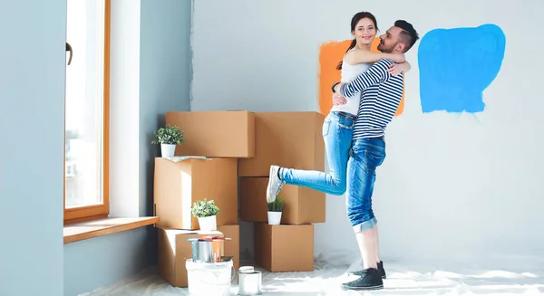 Portrait of a cute young couple into their new home — Stock Photo, Image
