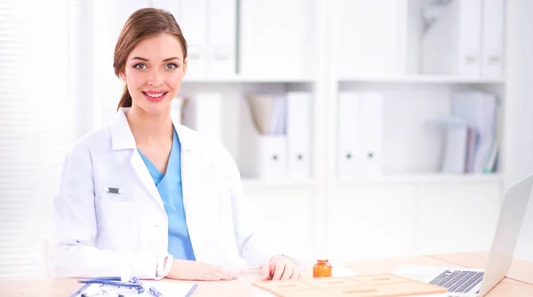 Femme médecin assis sur le bureau et travaillant un ordinateur portable à hospi — Photo