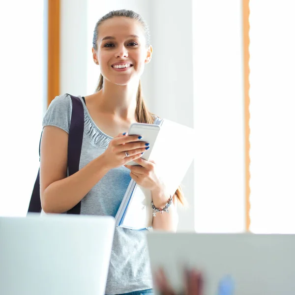 Mujer uso del teléfono móvil en la universidad — Foto de Stock