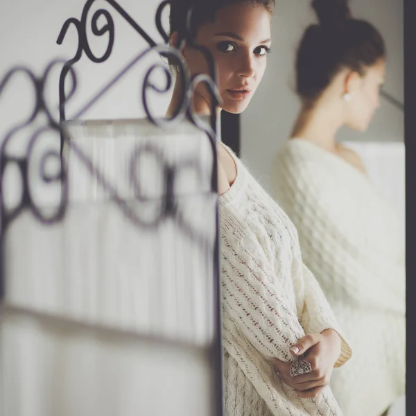 Portret van een leuke vrouw in trui thuis — Stockfoto