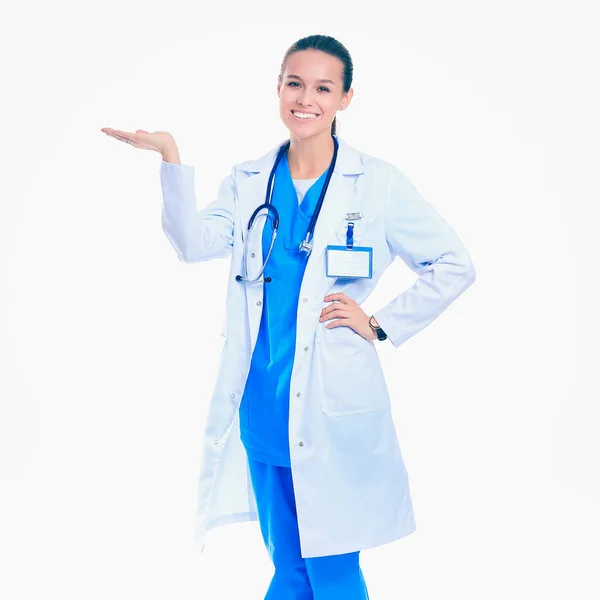 Портрет жінки-лікаря, який вказує ізольовано на білому тлі — стокове фото