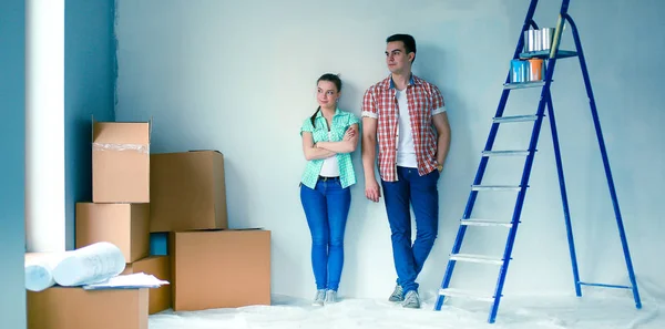 Jongen en meisje die permanent in de buurt van witte muur naast ladder — Stockfoto