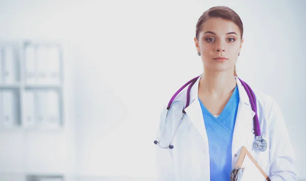 Woman doctor standing with folder at hospital — Stock Photo, Image