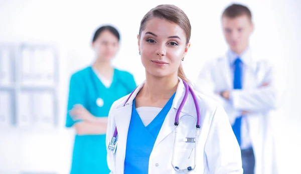 Attraente medico donna di fronte al gruppo medico — Foto Stock