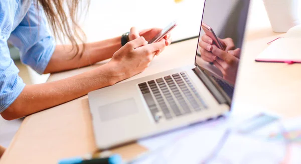 Jovem mulher sentada à mesa do escritório com laptop — Fotografia de Stock