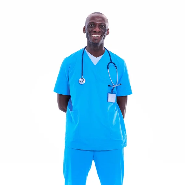 Portrait d'un médecin homme debout isolé sur fond blanc — Photo