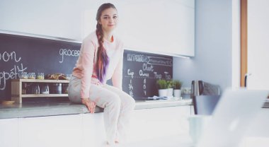 Mutfakta masada oturan genç kadın