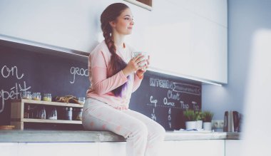 mutlu kadın evde Mutfakta çay içme