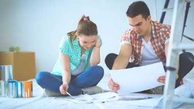 Genç çift katta oturan ve onlar hakkında tasarruf hesaplama