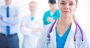 Tıp grubunun önünde çekici bir kadın doktor.