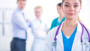 Tıp grubunun önünde çekici bir kadın doktor.