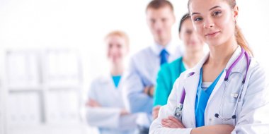 Tıp grubunun önünde çekici bir kadın doktor.