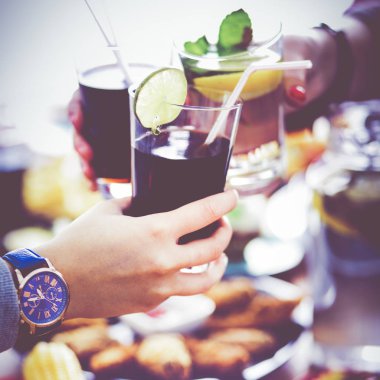 Yemek masasında içki içen insanlar.