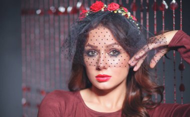 Saçında çiçekler olan güzel bir kadının portresi.