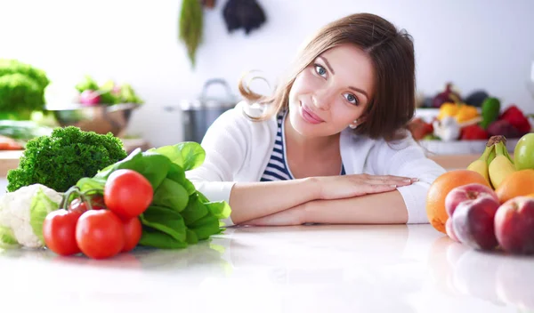 Junge Frau steht neben Schreibtisch in der Küche — Stockfoto