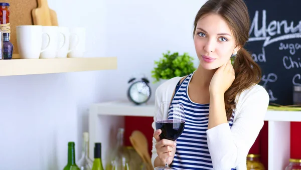 Hübsche Frau trinkt zu Hause Wein in Küche — Stockfoto