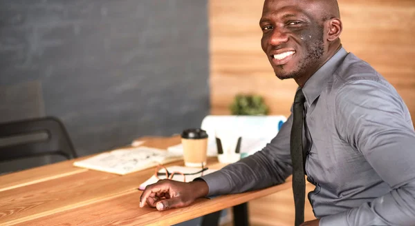 Portret van een knappe jonge zwarte zakenman — Stockfoto
