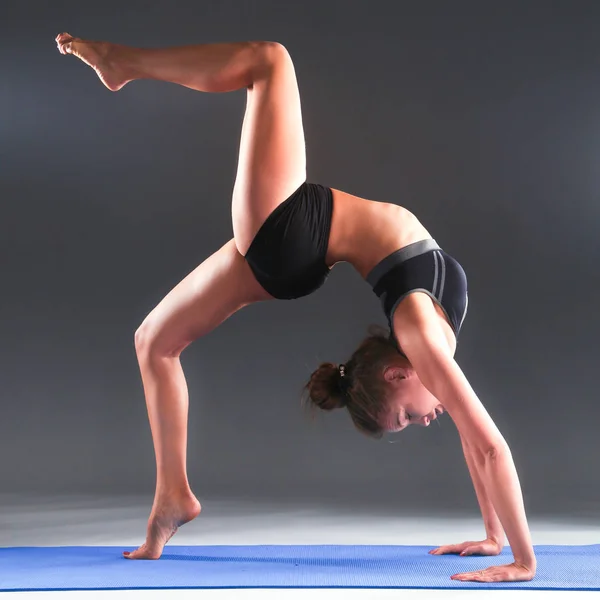 Portrait de fille sportive faisant du yoga exercice d'étirement — Photo