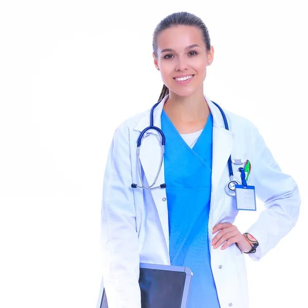 Jovem médica com área de transferência em pé sobre fundo branco — Fotografia de Stock